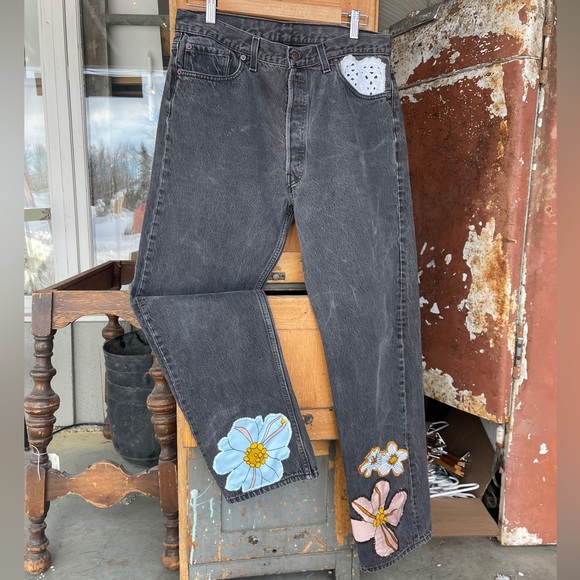 🍄SOLD🍄 Vintage Levi’s black jeans with floral patchwork size 36x32 - Picture 3 of 10